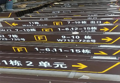 峨边彝族自治县广告标识中，常见的几种安装方式。